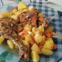 Una foto de Pollo al horno en bolsita con ensalada de papa y zanahoria