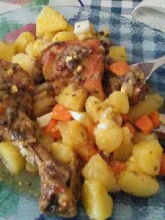 Una foto de Pollo al horno en bolsita con ensalada de papa y zanahoria