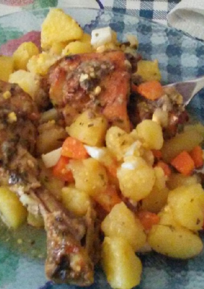 Una foto de Pollo al horno en bolsita con ensalada de papa y zanahoria