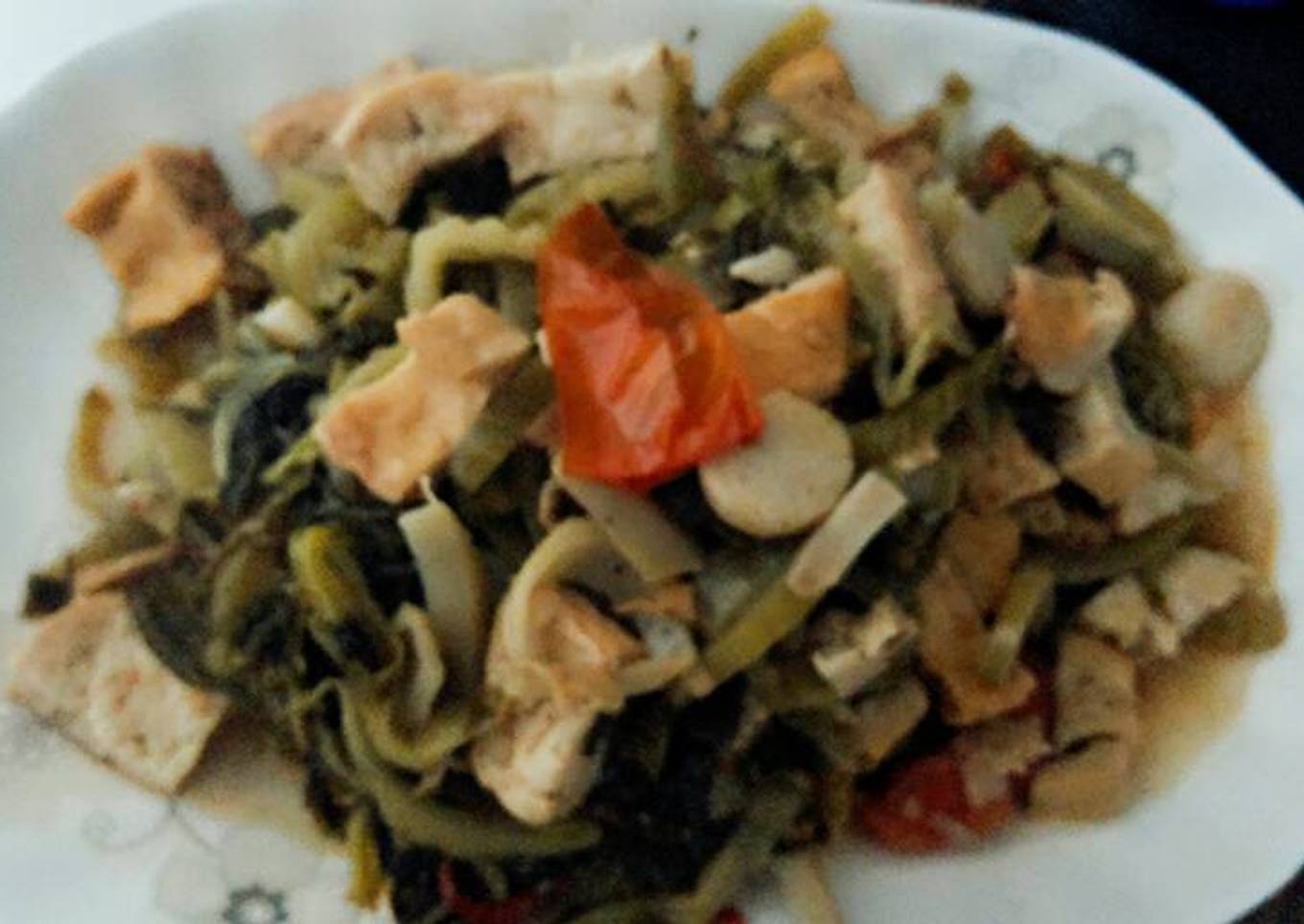 Tumis sawi asin dengan tahu kuning (non-halal)