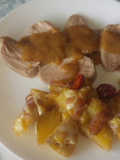 Una foto de Solomillo de cerdo a la sal con patatas gratinadas