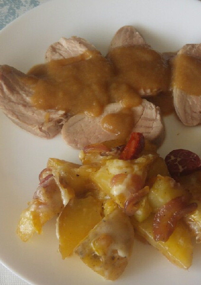 Una foto de Solomillo de cerdo a la sal con patatas gratinadas