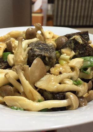 金莎豬血糕炒鴻喜菇 的食譜成品照片