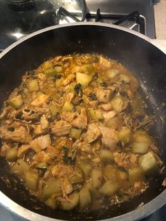 Una foto de Pollo en salsa de tomate con espinaca