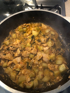 Una foto de Pollo en salsa de tomate con espinaca