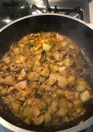 Una foto de Pollo en salsa de tomate con espinaca