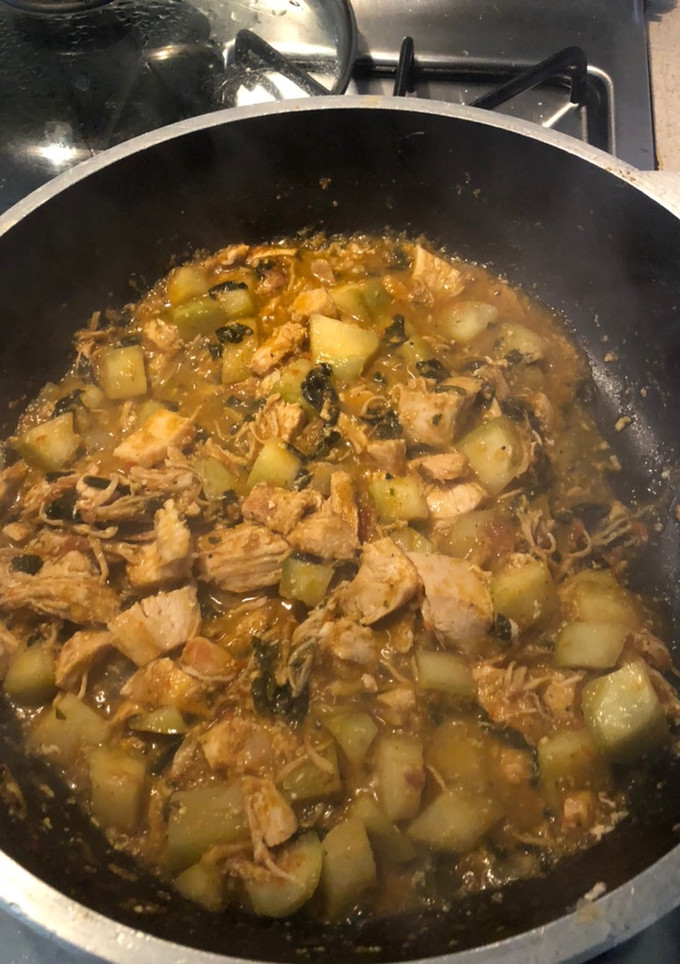 Una foto de Pollo en salsa de tomate con espinaca
