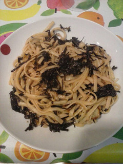 Una foto de Tallarines con algas y salsa agridulce