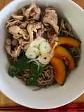 Soba con pimiento verde, calabaza y carne