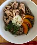 Soba con pimiento verde, calabaza y carne