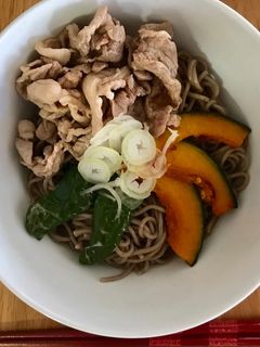 Una foto de Soba con pimiento verde, calabaza y carne