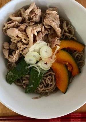Una foto de Soba con pimiento verde, calabaza y carne