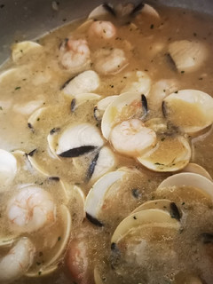 Una foto de Almejas a la marinera con gambas