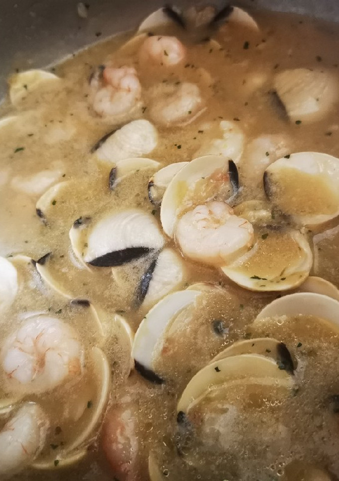 Una foto de Almejas a la marinera con gambas