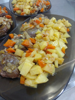 Una foto de Carrillada con patatas