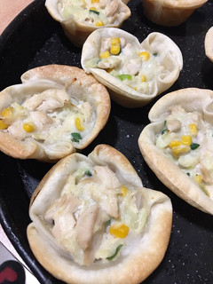 Una foto de Mini tarteletas de pollo y salsa blanca