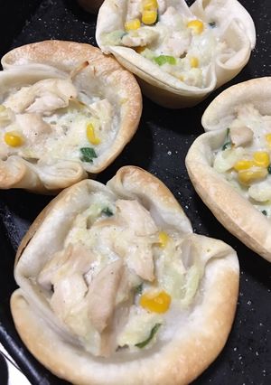 Una foto de Mini tarteletas de pollo y salsa blanca