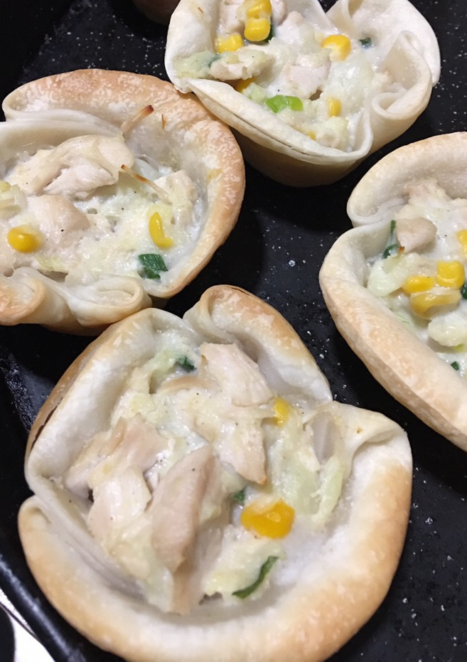 Una foto de Mini tarteletas de pollo y salsa blanca