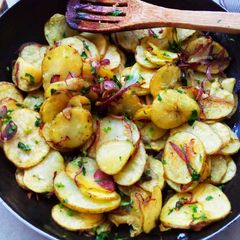 A picture of Lyonnaise potatoes.