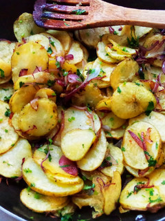 A picture of Lyonnaise potatoes.