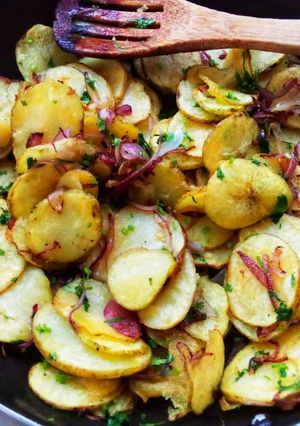 A picture of Lyonnaise potatoes.