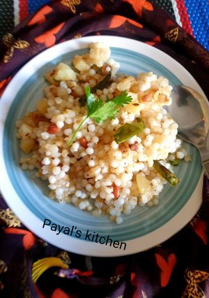સાબુદાણા ની ખીચડી (Sabudana Khichdi Recipe In Gujarati) રેસીપી મુખ્ય ફોટો