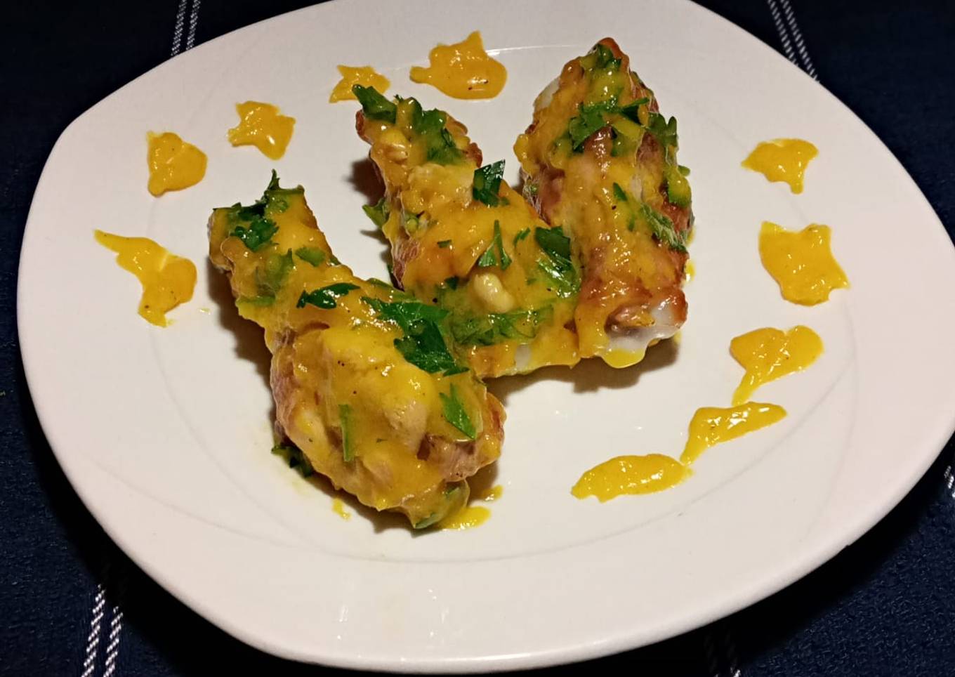 Alitas de pollo con salsa holandesa y perejil