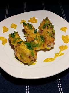 Una foto de Alitas de pollo con salsa holandesa y perejil