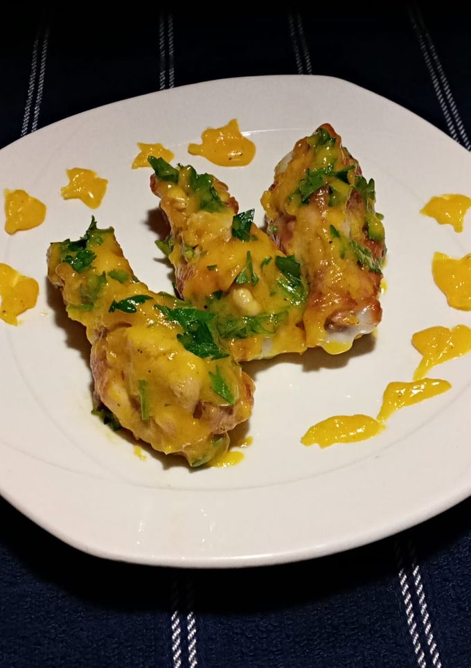 Una foto de Alitas de pollo con salsa holandesa y perejil