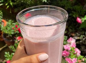 Una foto de Licuado saludable de frutos rojos