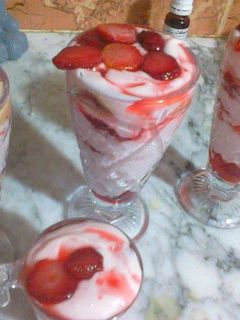 صورة لوصفة تحلية بالفراولة🍓🍓🍌 والشونتيي ولا اروع