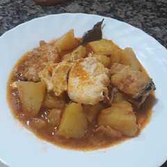 Una foto de Patatas guisadas con bacalao y huevo poché