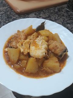 Una foto de Patatas guisadas con bacalao y huevo poché
