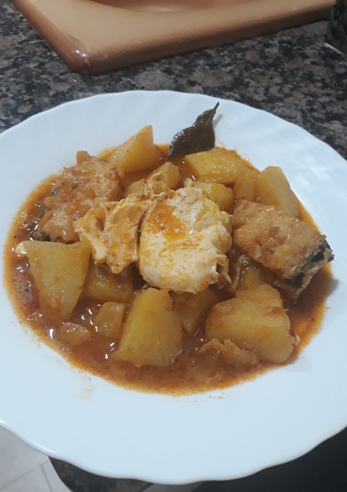 Una foto de Patatas guisadas con bacalao y huevo poché
