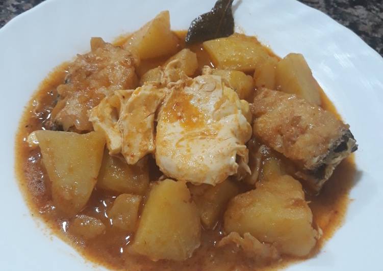 Patatas guisadas con bacalao y huevo poché