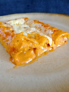 Una foto de Canelones de calabaza con salsa de pimientos y albahaca