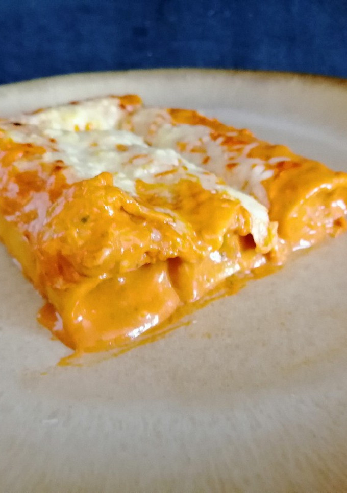 Una foto de Canelones de calabaza con salsa de pimientos y albahaca