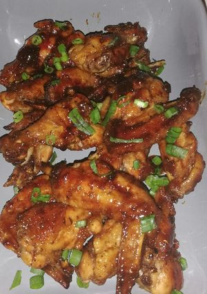 A picture of Honey & soy sauce chicken wings.