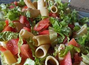 Una foto de Ensalada de rigatoni y atún