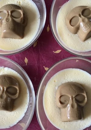 Une photo de Crânes café d Halloween sur crèmes vanille