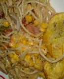 Spaguettis con plátanos fritos