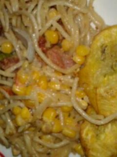 Una foto de Spaguettis con plátanos fritos