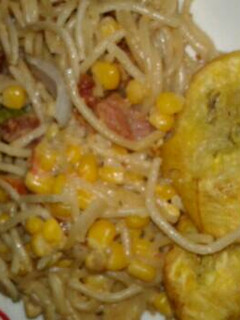 Una foto de Spaguettis con plátanos fritos