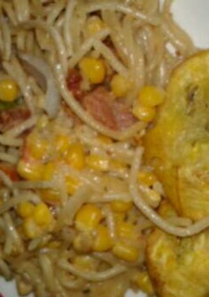 Una foto de Spaguettis con plátanos fritos