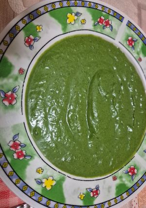 Una foto de Crema fría de espinacas, aguacate y albahaca