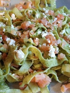 Una foto de Tagliatelle de espinacas con salmón ahumado y queso feta aromatizados con aceite de albahaca