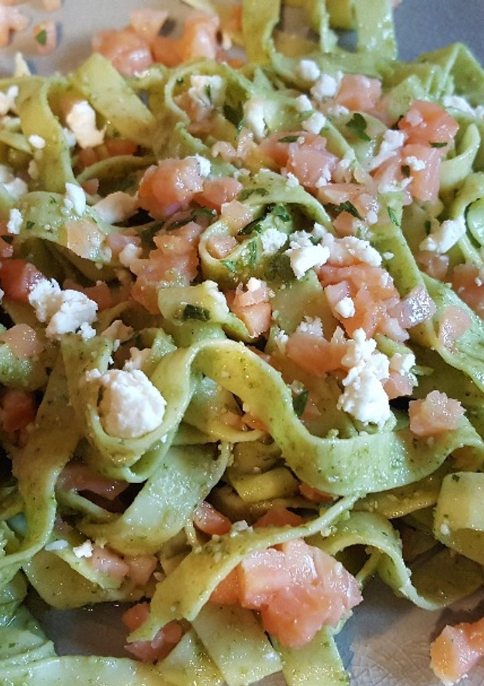 Una foto de Tagliatelle de espinacas con salmón ahumado y queso feta aromatizados con aceite de albahaca