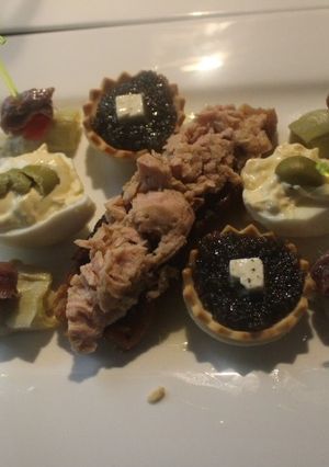 Una foto de Cenando con atún y caviar