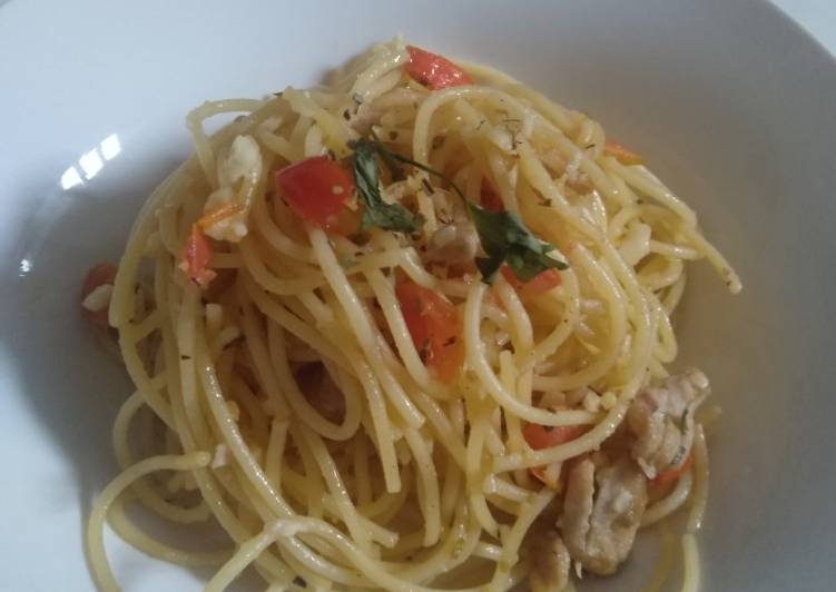 Simple Spaghetti Aglio Olio Tuna