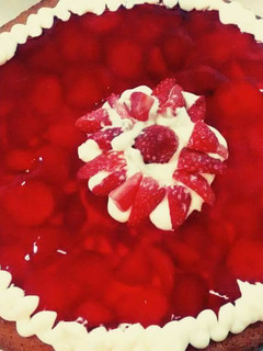 Una foto de Tarta de frutilla, dulce de leche y crema